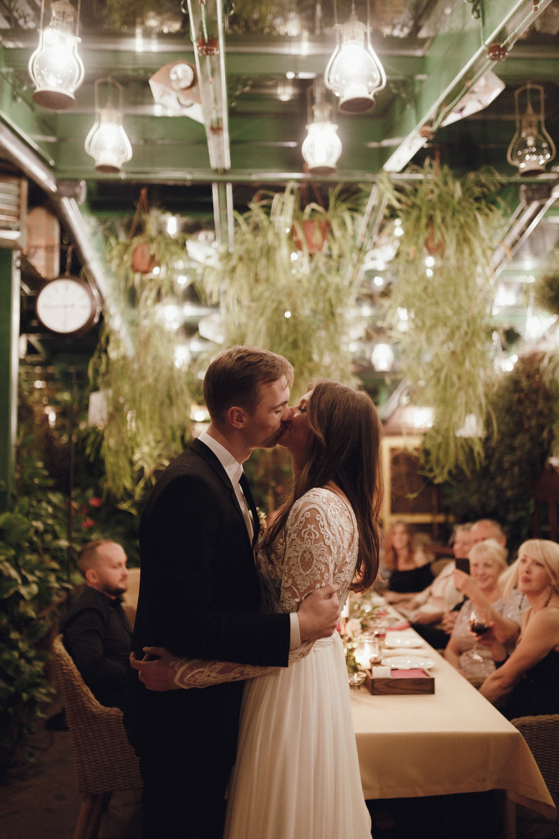 Пришло время поговорить о свадебных трендах наступившего года, чтобы быть во всеоружии при подготовке к долгожданному торжеству.