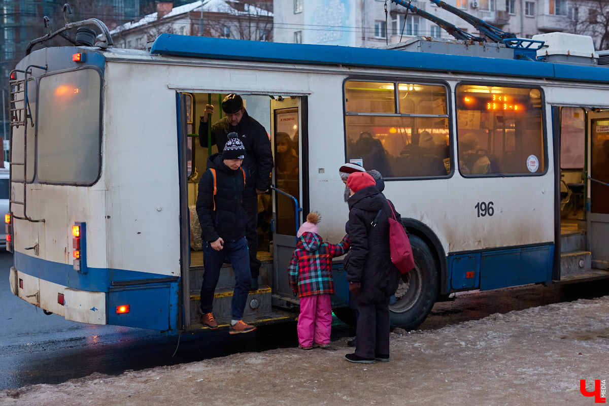 Час провели на площади Победы и поговорили с владимирцами, которые в это время ждали автобусы и троллейбусы на остановках. Что думают жители города о том, как ходит общественный транспорт в час пик?
