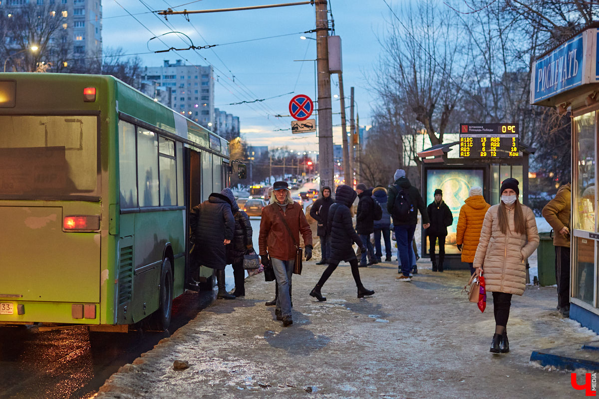 Час провели на площади Победы и поговорили с владимирцами, которые в это время ждали автобусы и троллейбусы на остановках. Что думают жители города о том, как ходит общественный транспорт в час пик?