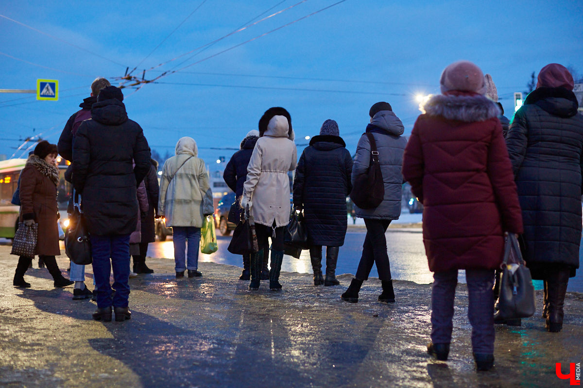 Час провели на площади Победы и поговорили с владимирцами, которые в это время ждали автобусы и троллейбусы на остановках. Что думают жители города о том, как ходит общественный транспорт в час пик?
