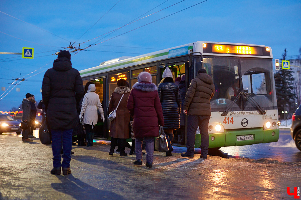 Час провели на площади Победы и поговорили с владимирцами, которые в это время ждали автобусы и троллейбусы на остановках. Что думают жители города о том, как ходит общественный транспорт в час пик?