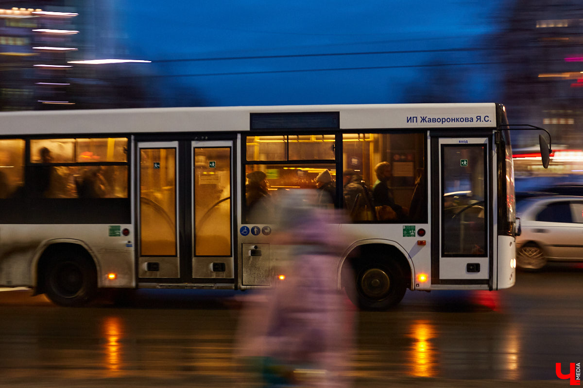 Час провели на площади Победы и поговорили с владимирцами, которые в это время ждали автобусы и троллейбусы на остановках. Что думают жители города о том, как ходит общественный транспорт в час пик?