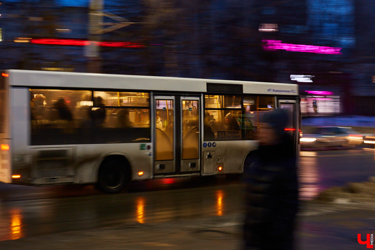 Час провели на площади Победы и поговорили с владимирцами, которые в это время ждали автобусы и троллейбусы на остановках. Что думают жители города о том, как ходит общественный транспорт в час пик?