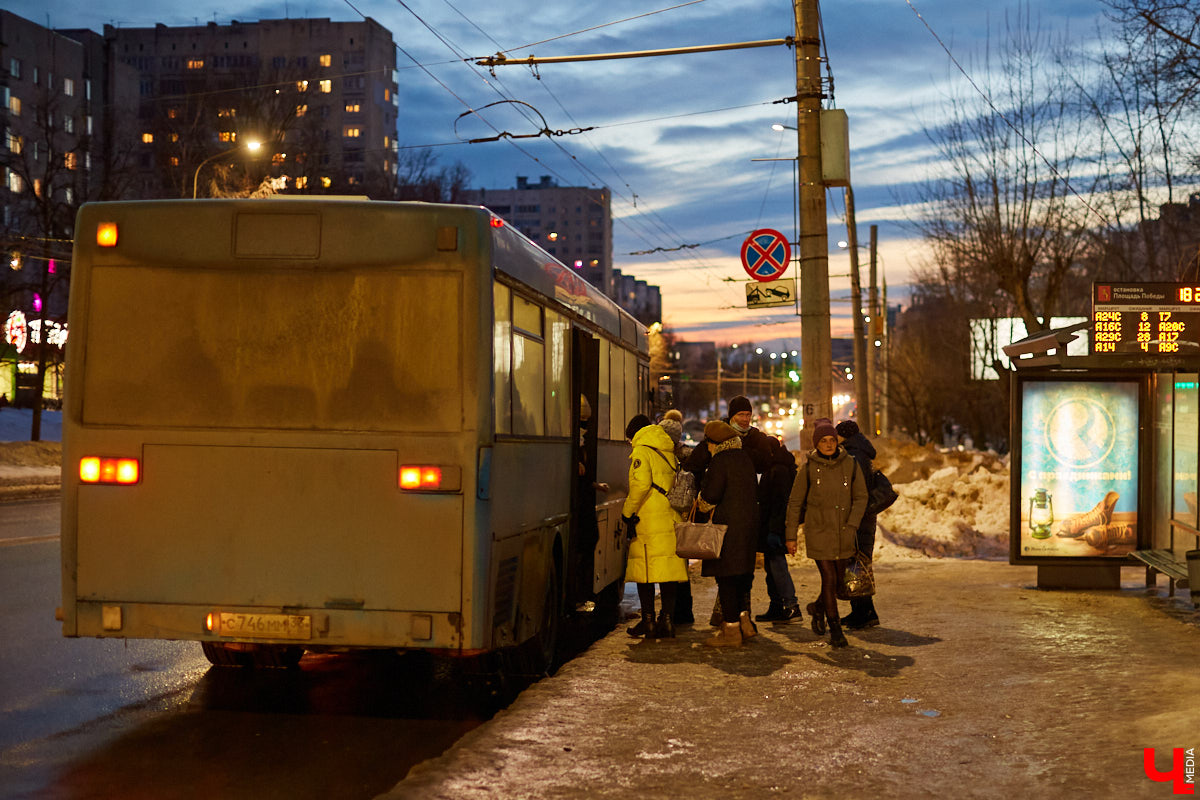 Час провели на площади Победы и поговорили с владимирцами, которые в это время ждали автобусы и троллейбусы на остановках. Что думают жители города о том, как ходит общественный транспорт в час пик?