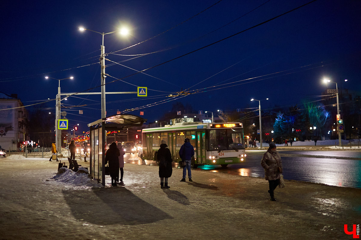Час провели на площади Победы и поговорили с владимирцами, которые в это время ждали автобусы и троллейбусы на остановках. Что думают жители города о том, как ходит общественный транспорт в час пик?