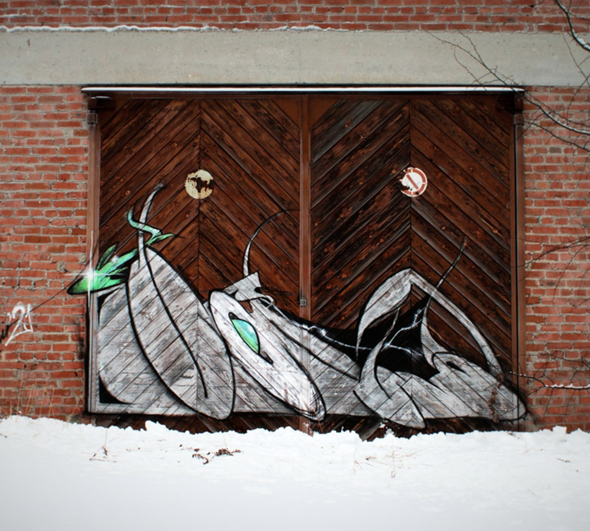 Спутанные лица из нитей краски. Владимирский художник-граффитист Никита Молния о недолговечности искусства и авторской философии.