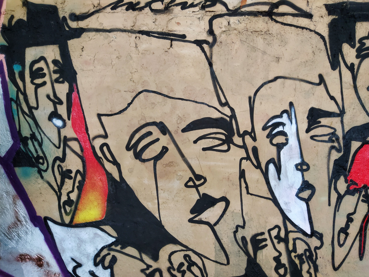 Спутанные лица из нитей краски. Владимирский художник-граффитист Никита Молния о недолговечности искусства и авторской философии.