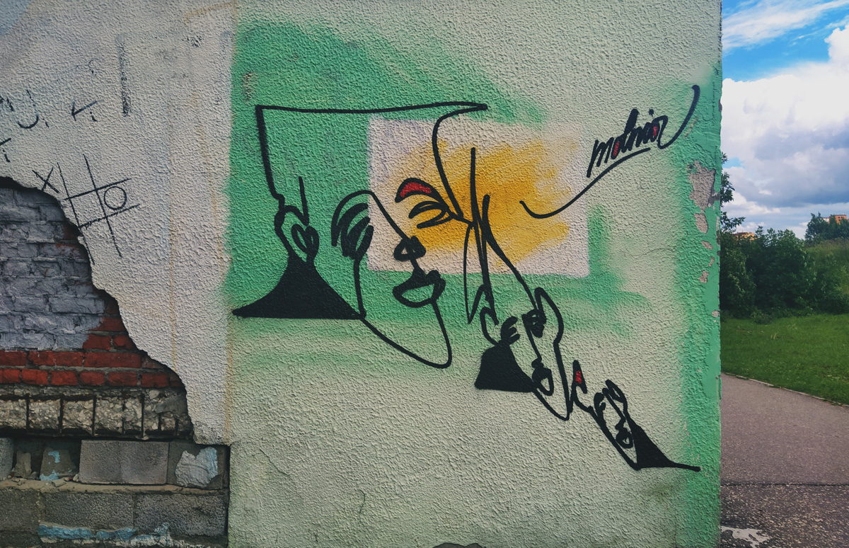 Спутанные лица из нитей краски. Владимирский художник-граффитист Никита Молния о недолговечности искусства и авторской философии.