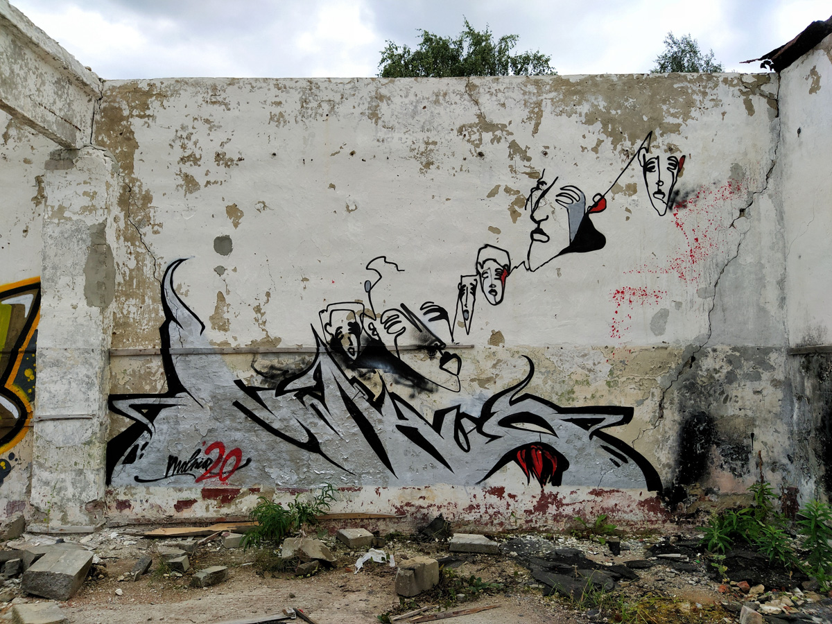 Спутанные лица из нитей краски. Владимирский художник-граффитист Никита Молния о недолговечности искусства и авторской философии.