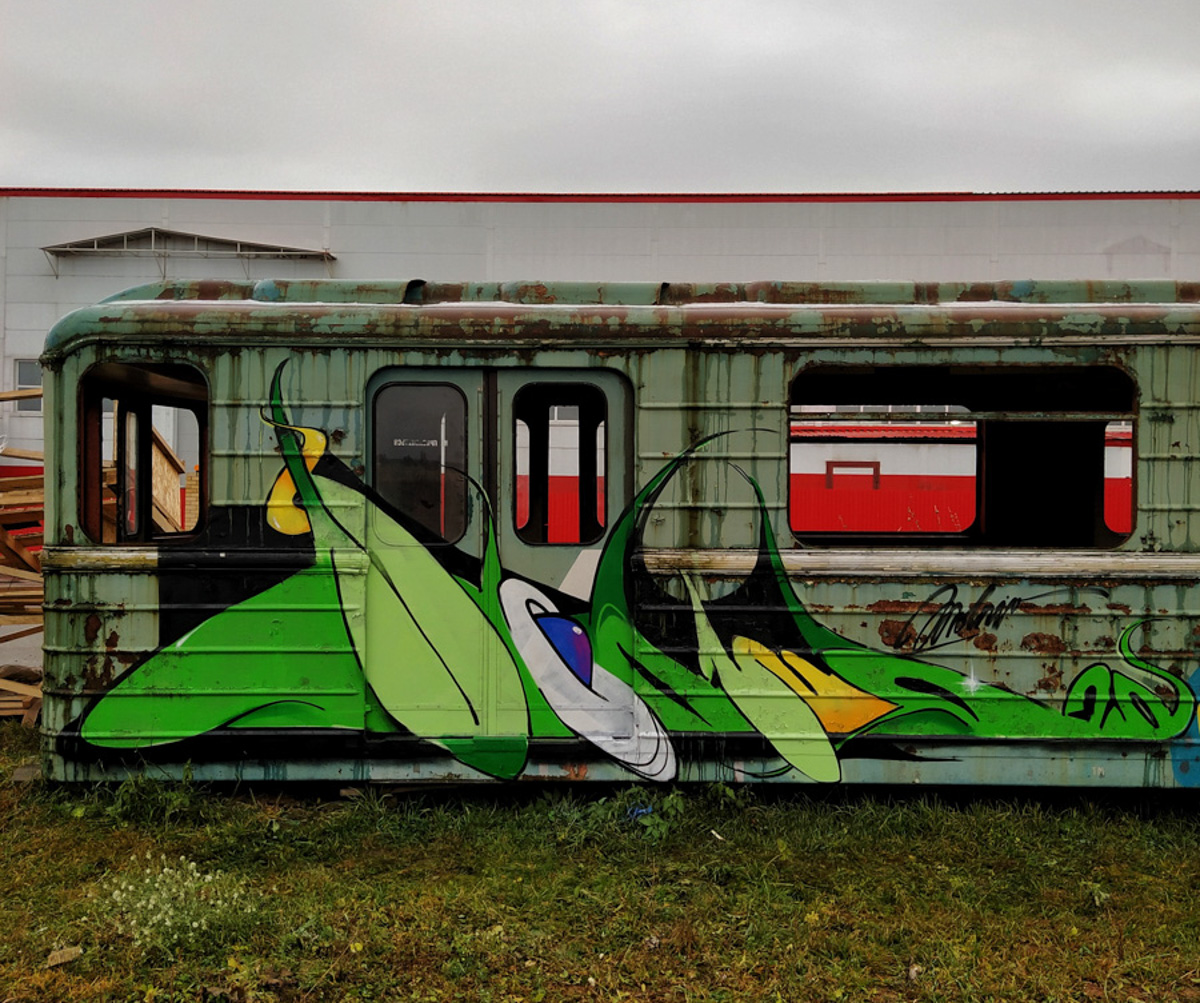 Спутанные лица из нитей краски. Владимирский художник-граффитист Никита Молния о недолговечности искусства и авторской философии.