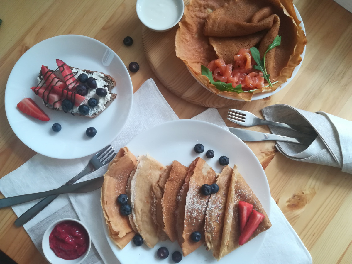 Грядет Масленичная неделя, и наверняка многие в эти дни захотят побаловать себя и близких вкусными блинами. Эксперты по правильному питанию подскажут, как совместить приятное с безопасным для фигуры.