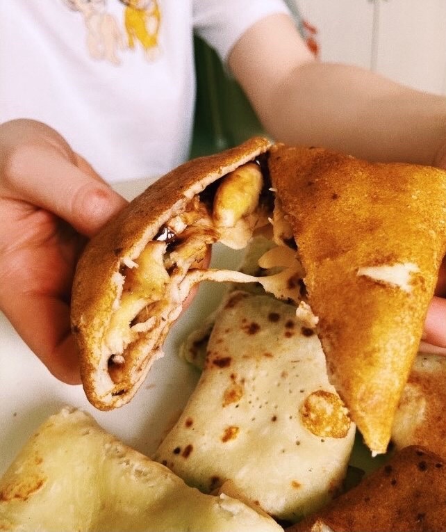 Грядет Масленичная неделя, и наверняка многие в эти дни захотят побаловать себя и близких вкусными блинами. Эксперты по правильному питанию подскажут, как совместить приятное с безопасным для фигуры.