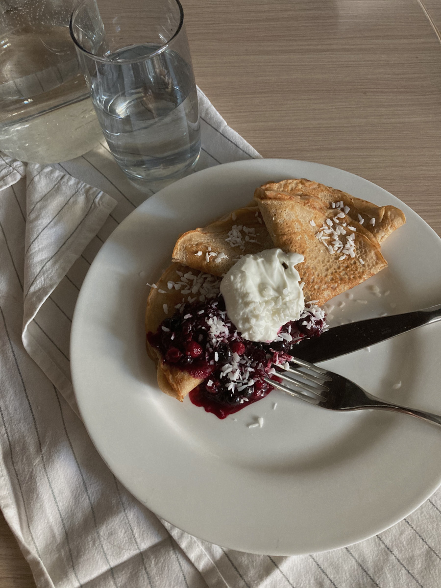 Грядет Масленичная неделя, и наверняка многие в эти дни захотят побаловать себя и близких вкусными блинами. Эксперты по правильному питанию подскажут, как совместить приятное с безопасным для фигуры.