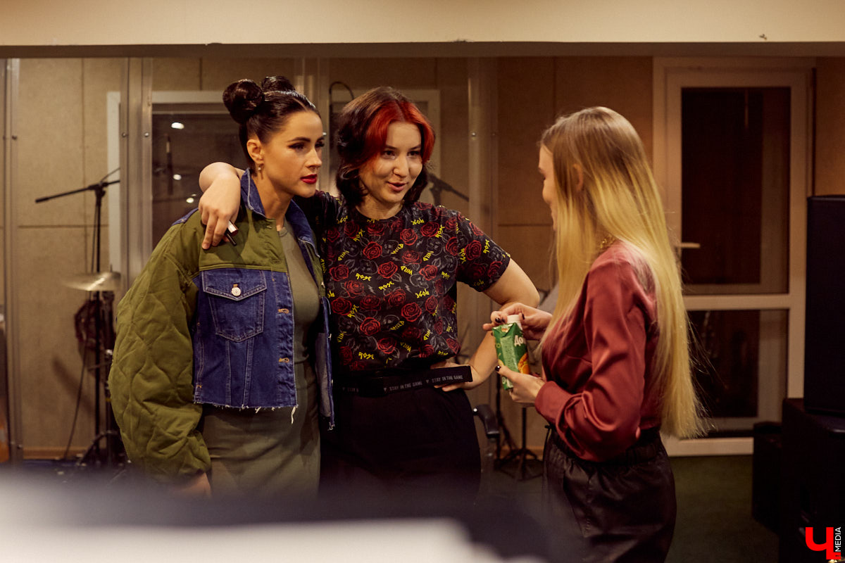 Шепчемся с участницами «Нового Звука» о творчестве, авторских платьях и женском серпентарии. Красота, помноженная на семь