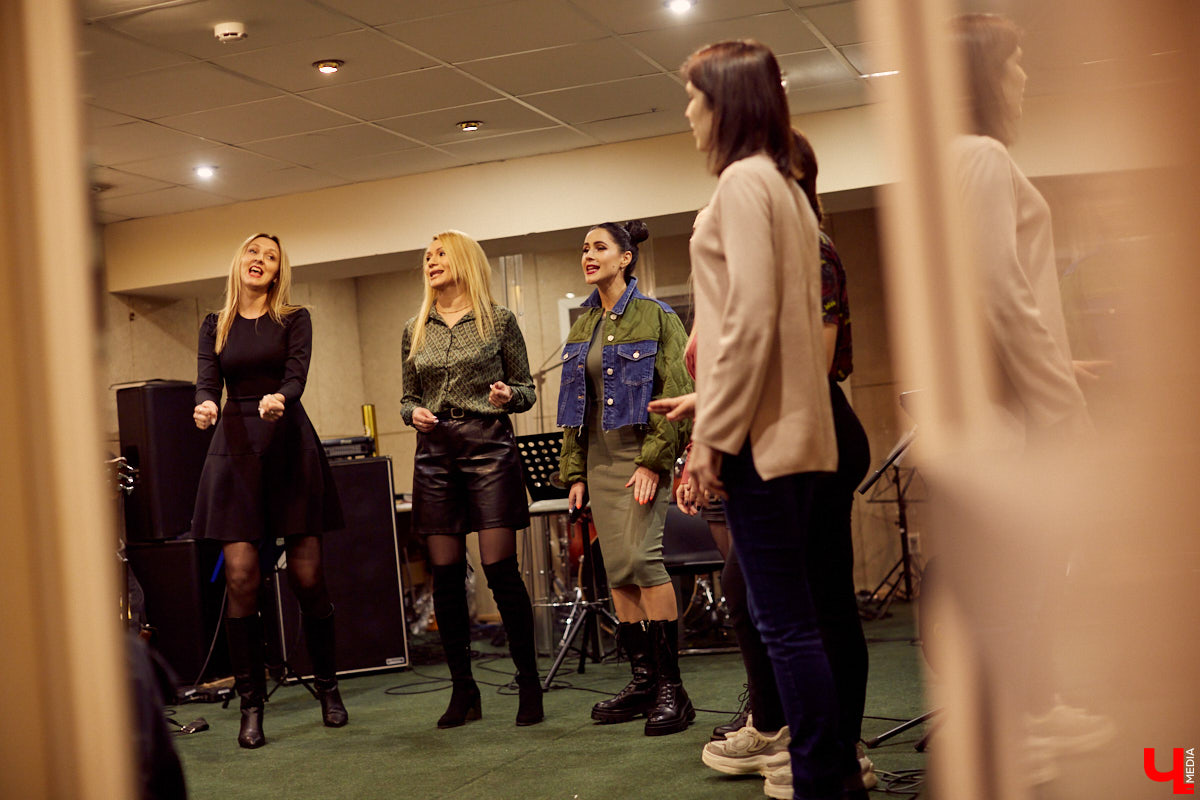 Шепчемся с участницами «Нового Звука» о творчестве, авторских платьях и женском серпентарии. Красота, помноженная на семь