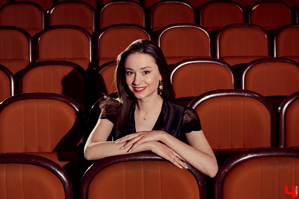 Шепчемся с участницами «Нового Звука» о творчестве, авторских платьях и женском серпентарии. Красота, помноженная на семь