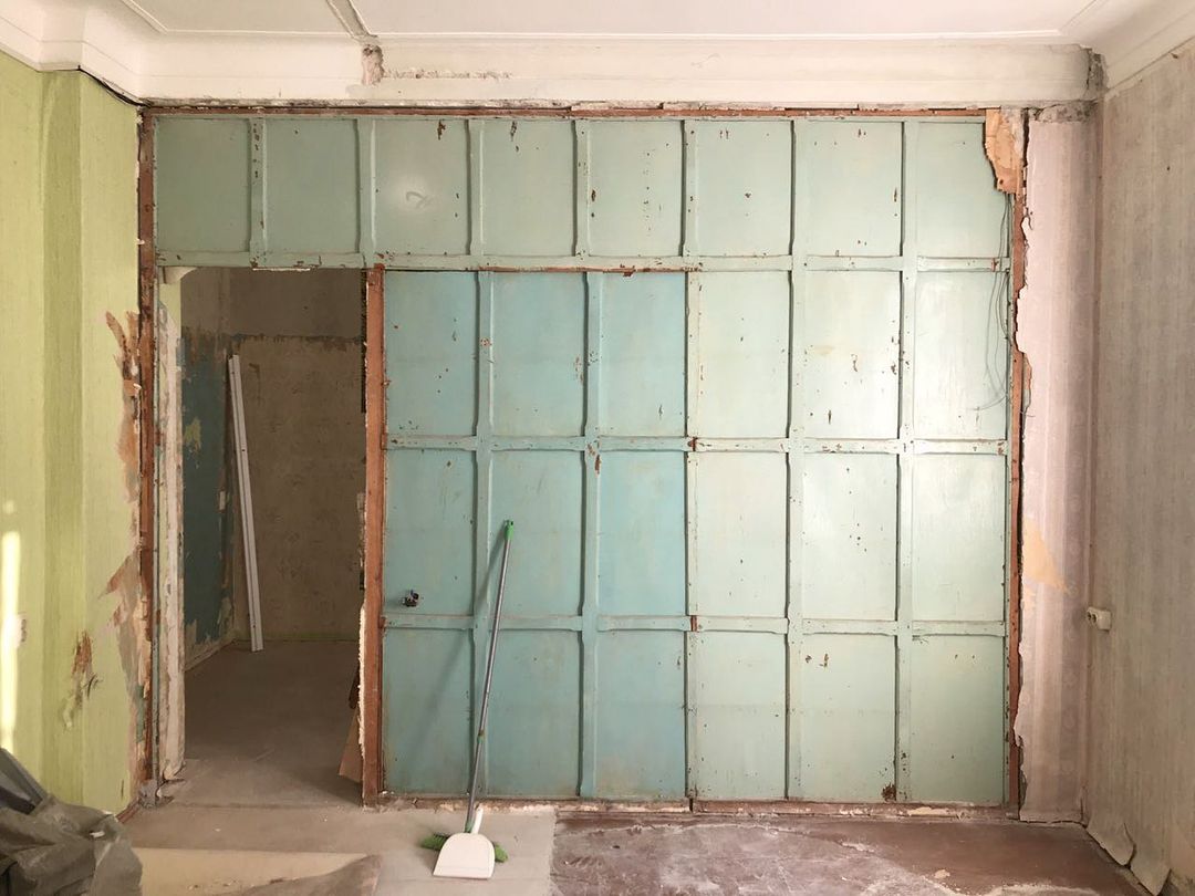 Дарья Сипатова вместе с мужем купили квартиру в доме с 85-летней историей и теперь рассказывают о деталях преображения жилплощади в своем Instagram-блоге «Сталинка» на Дворянской».