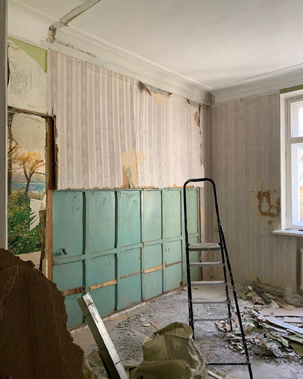 Дарья Сипатова вместе с мужем купили квартиру в доме с 85-летней историей и теперь рассказывают о деталях преображения жилплощади в своем Instagram-блоге «Сталинка» на Дворянской».