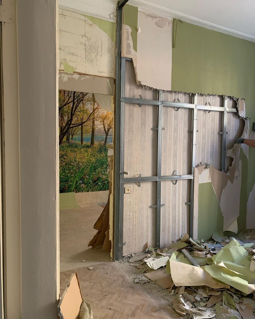 Дарья Сипатова вместе с мужем купили квартиру в доме с 85-летней историей и теперь рассказывают о деталях преображения жилплощади в своем Instagram-блоге «Сталинка» на Дворянской».