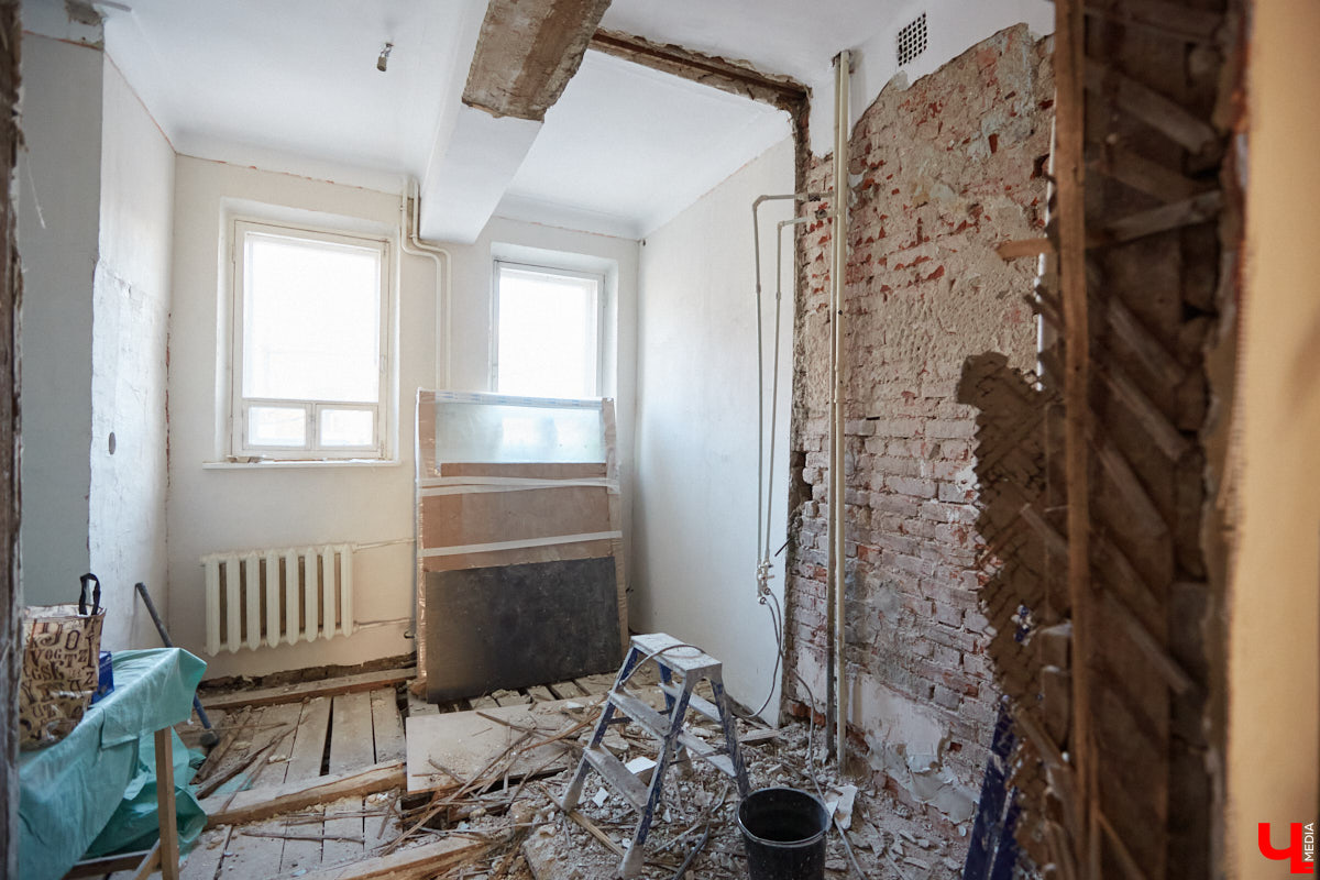 Дарья Сипатова вместе с мужем купили квартиру в доме с 85-летней историей и теперь рассказывают о деталях преображения жилплощади в своем Instagram-блоге «Сталинка» на Дворянской».