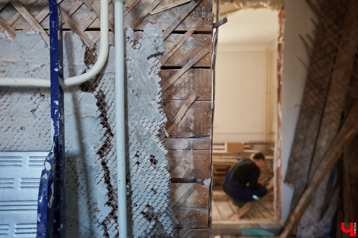 Дарья Сипатова вместе с мужем купили квартиру в доме с 85-летней историей и теперь рассказывают о деталях преображения жилплощади в своем Instagram-блоге «Сталинка» на Дворянской».