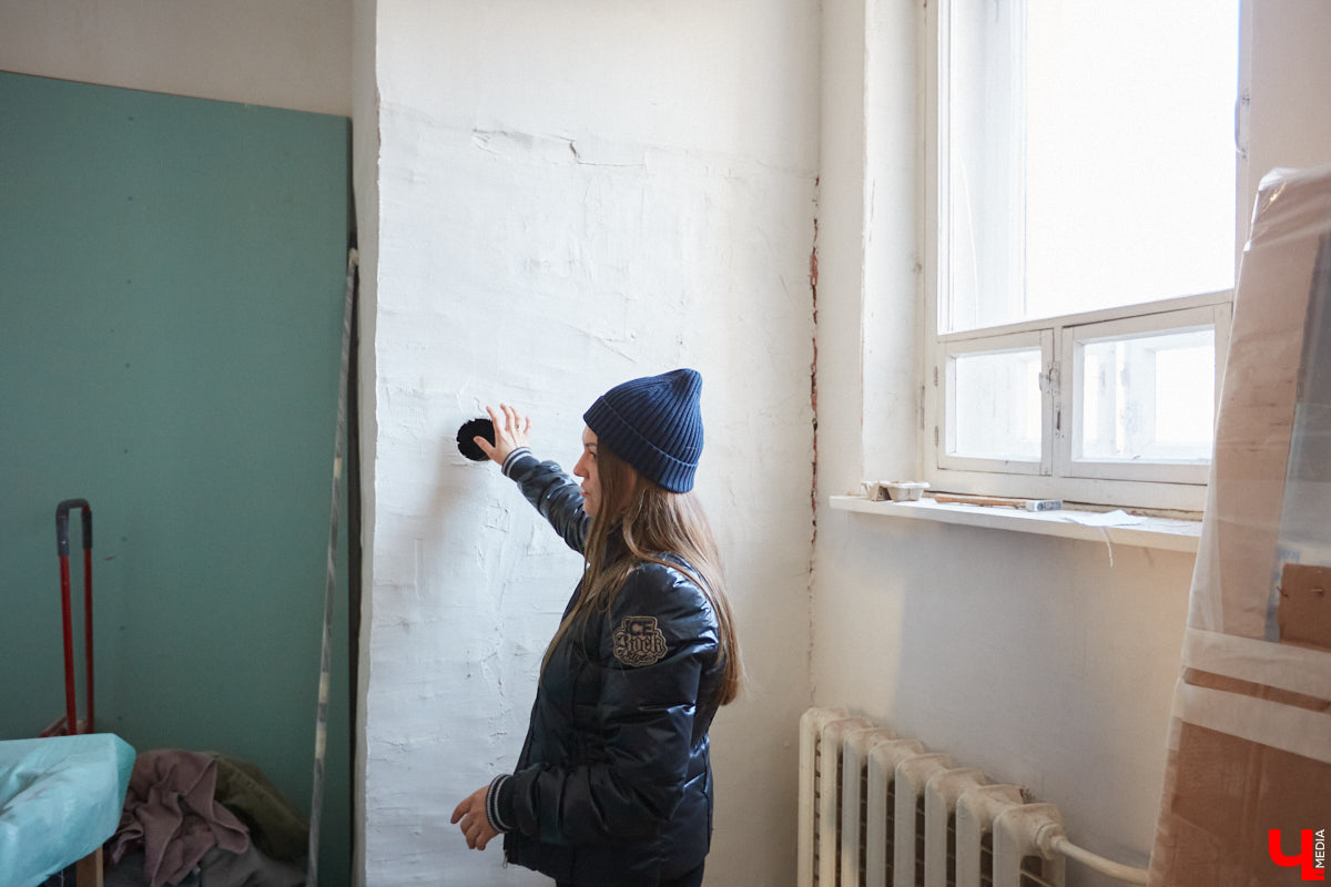 Дарья Сипатова вместе с мужем купили квартиру в доме с 85-летней историей и теперь рассказывают о деталях преображения жилплощади в своем Instagram-блоге «Сталинка» на Дворянской».