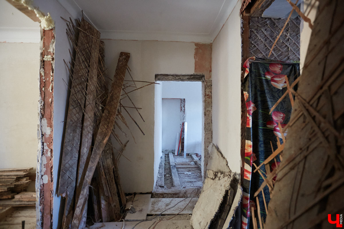 Дарья Сипатова вместе с мужем купили квартиру в доме с 85-летней историей и теперь рассказывают о деталях преображения жилплощади в своем Instagram-блоге «Сталинка» на Дворянской».