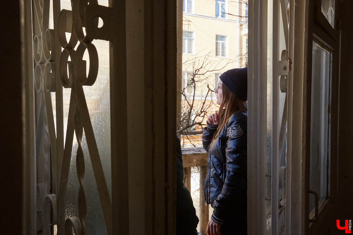 Дарья Сипатова вместе с мужем купили квартиру в доме с 85-летней историей и теперь рассказывают о деталях преображения жилплощади в своем Instagram-блоге «Сталинка» на Дворянской».