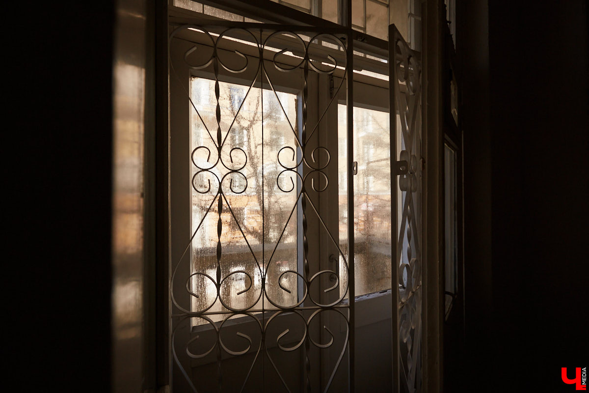 Дарья Сипатова вместе с мужем купили квартиру в доме с 85-летней историей и теперь рассказывают о деталях преображения жилплощади в своем Instagram-блоге «Сталинка» на Дворянской».