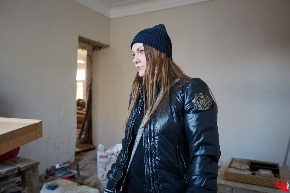 Дарья Сипатова вместе с мужем купили квартиру в доме с 85-летней историей и теперь рассказывают о деталях преображения жилплощади в своем Instagram-блоге «Сталинка» на Дворянской».