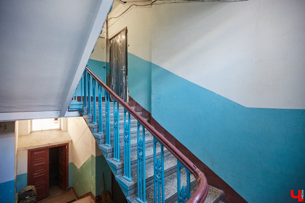 Дарья Сипатова вместе с мужем купили квартиру в доме с 85-летней историей и теперь рассказывают о деталях преображения жилплощади в своем Instagram-блоге «Сталинка» на Дворянской».