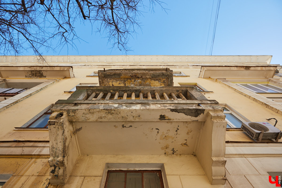 Дарья Сипатова вместе с мужем купили квартиру в доме с 85-летней историей и теперь рассказывают о деталях преображения жилплощади в своем Instagram-блоге «Сталинка» на Дворянской».