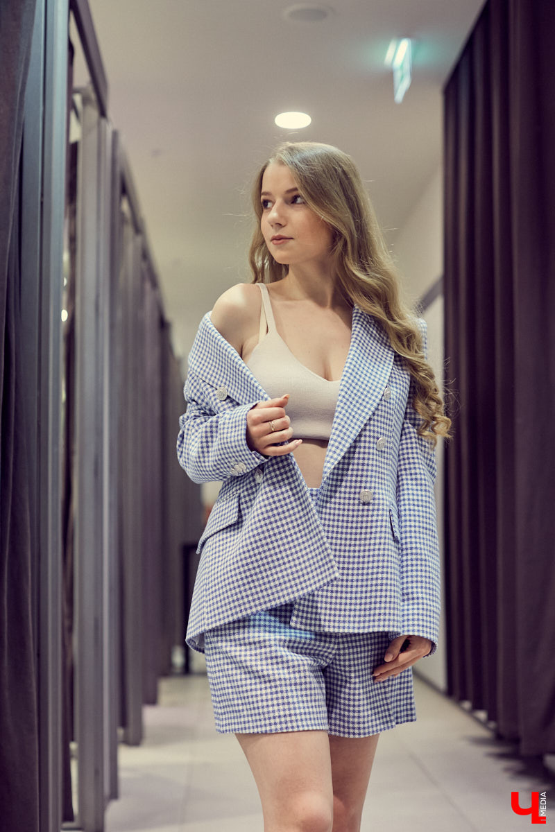 Спортивная, яркая, смелая, романтичная - какой вы будете этой весной, решать только вам. Наше дело - попросить стилиста собрать актуальные образы на все случаи жизни.