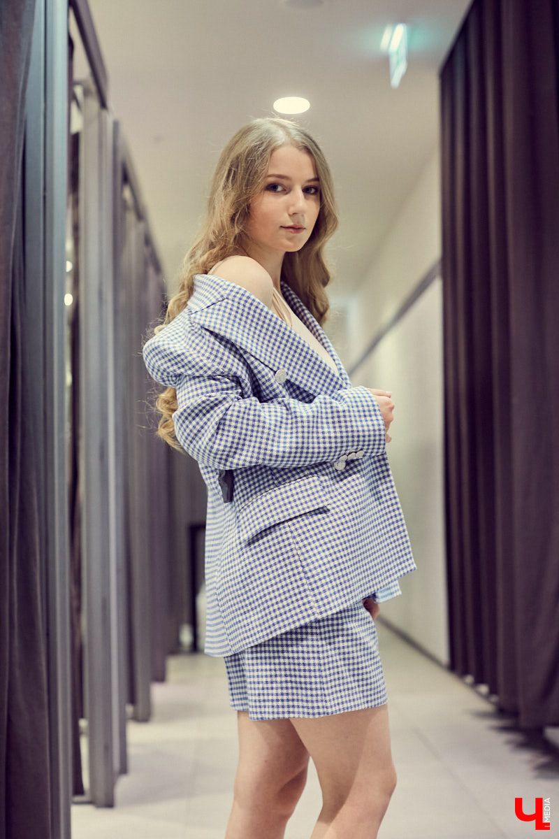 Спортивная, яркая, смелая, романтичная - какой вы будете этой весной, решать только вам. Наше дело - попросить стилиста собрать актуальные образы на все случаи жизни.