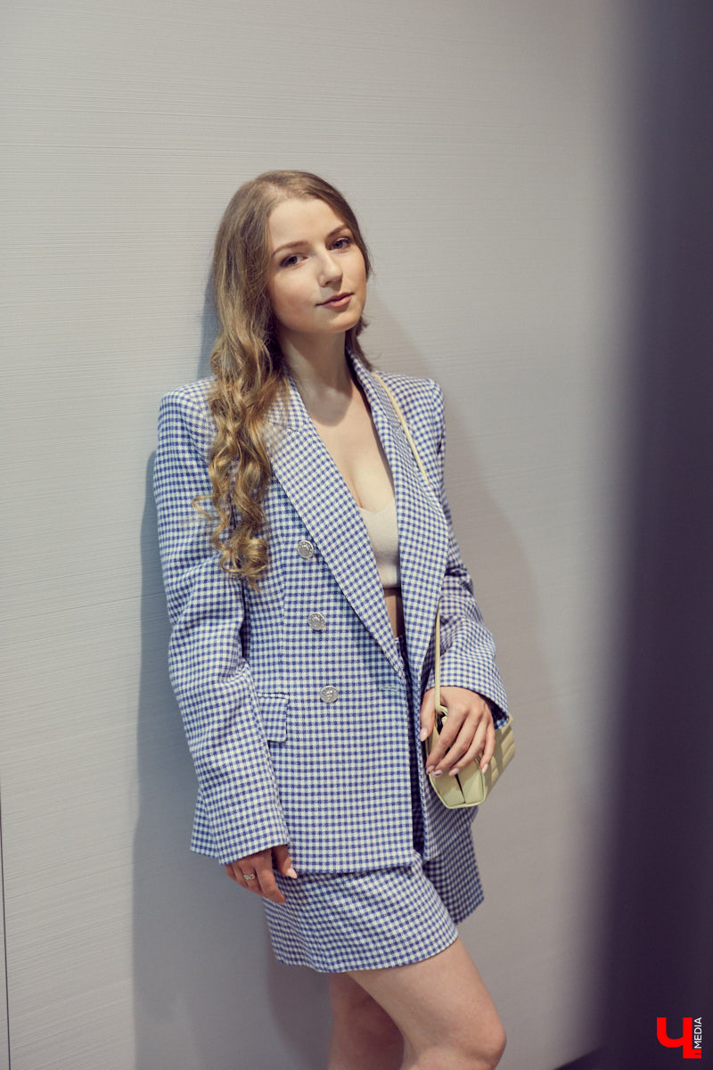 Спортивная, яркая, смелая, романтичная - какой вы будете этой весной, решать только вам. Наше дело - попросить стилиста собрать актуальные образы на все случаи жизни.