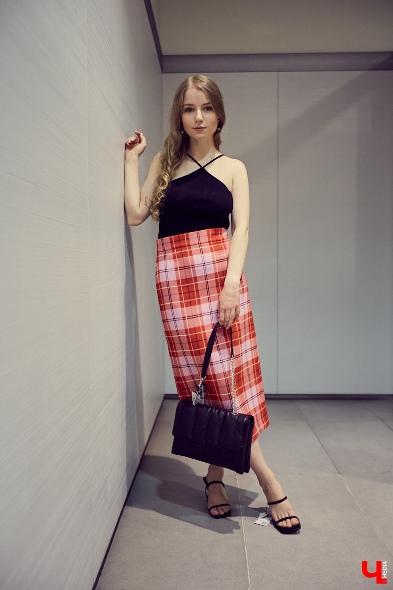 Спортивная, яркая, смелая, романтичная - какой вы будете этой весной, решать только вам. Наше дело - попросить стилиста собрать актуальные образы на все случаи жизни.