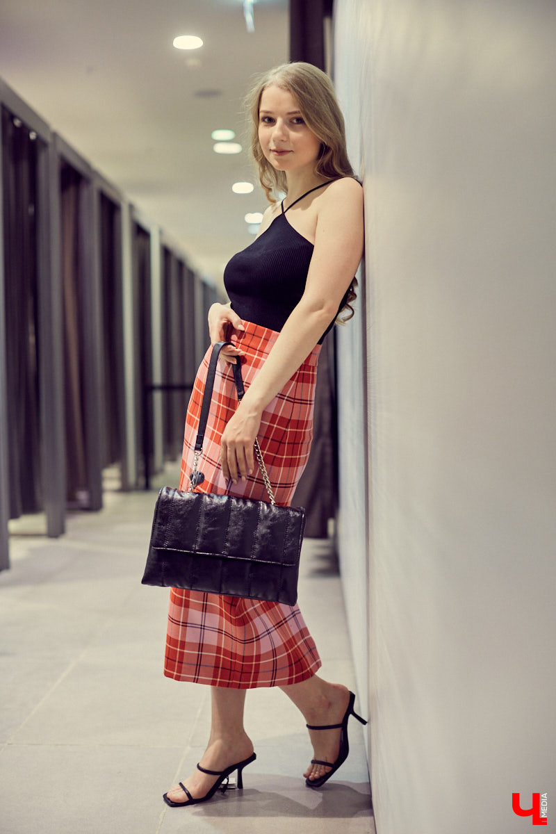 Спортивная, яркая, смелая, романтичная - какой вы будете этой весной, решать только вам. Наше дело - попросить стилиста собрать актуальные образы на все случаи жизни.