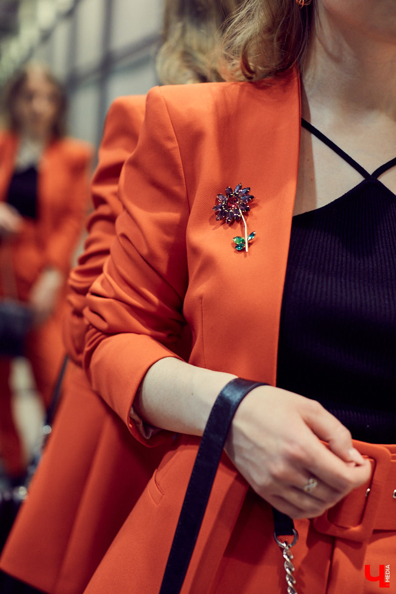 Спортивная, яркая, смелая, романтичная - какой вы будете этой весной, решать только вам. Наше дело - попросить стилиста собрать актуальные образы на все случаи жизни.