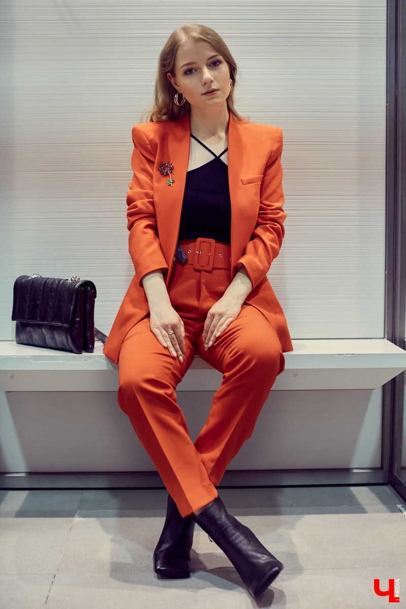 Спортивная, яркая, смелая, романтичная - какой вы будете этой весной, решать только вам. Наше дело - попросить стилиста собрать актуальные образы на все случаи жизни.