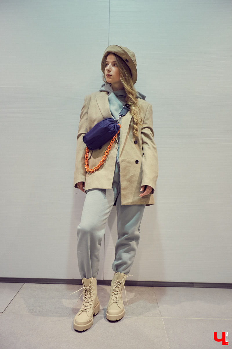 Спортивная, яркая, смелая, романтичная - какой вы будете этой весной, решать только вам. Наше дело - попросить стилиста собрать актуальные образы на все случаи жизни.