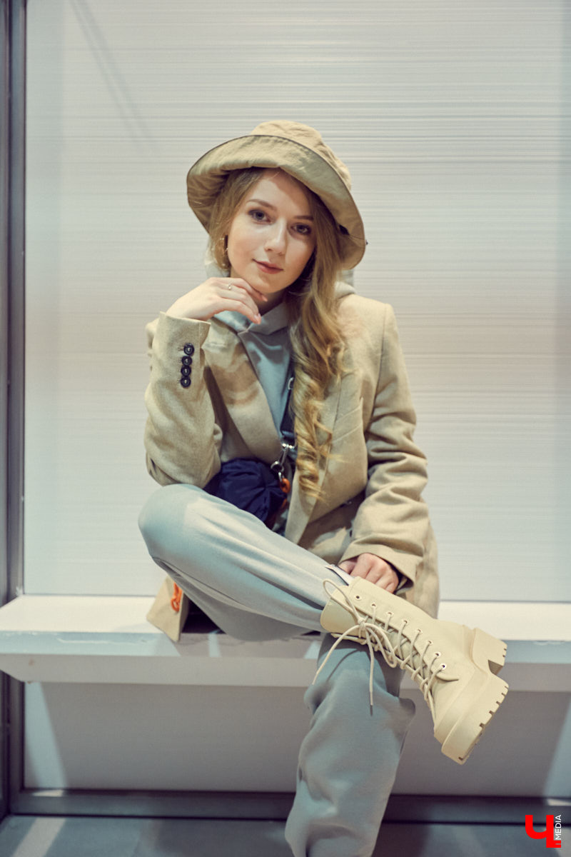 Спортивная, яркая, смелая, романтичная - какой вы будете этой весной, решать только вам. Наше дело - попросить стилиста собрать актуальные образы на все случаи жизни.