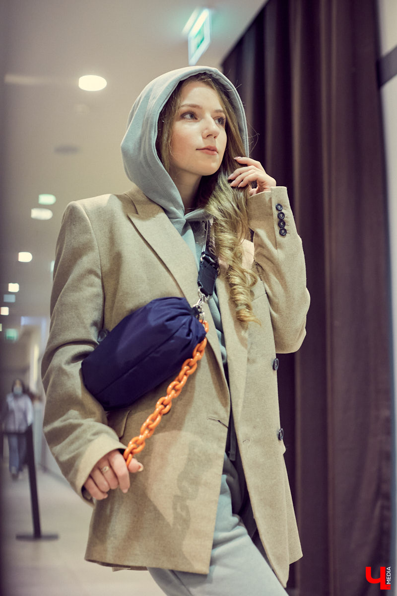 Спортивная, яркая, смелая, романтичная - какой вы будете этой весной, решать только вам. Наше дело - попросить стилиста собрать актуальные образы на все случаи жизни.