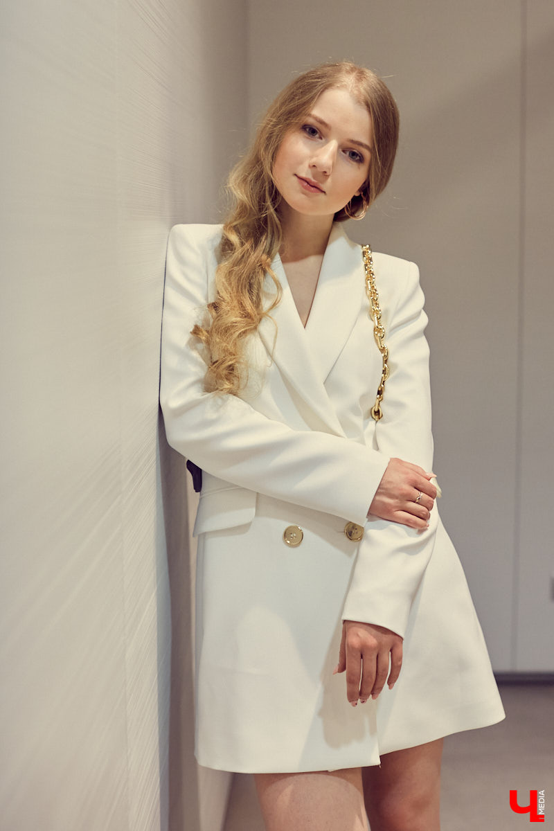 Спортивная, яркая, смелая, романтичная - какой вы будете этой весной, решать только вам. Наше дело - попросить стилиста собрать актуальные образы на все случаи жизни.