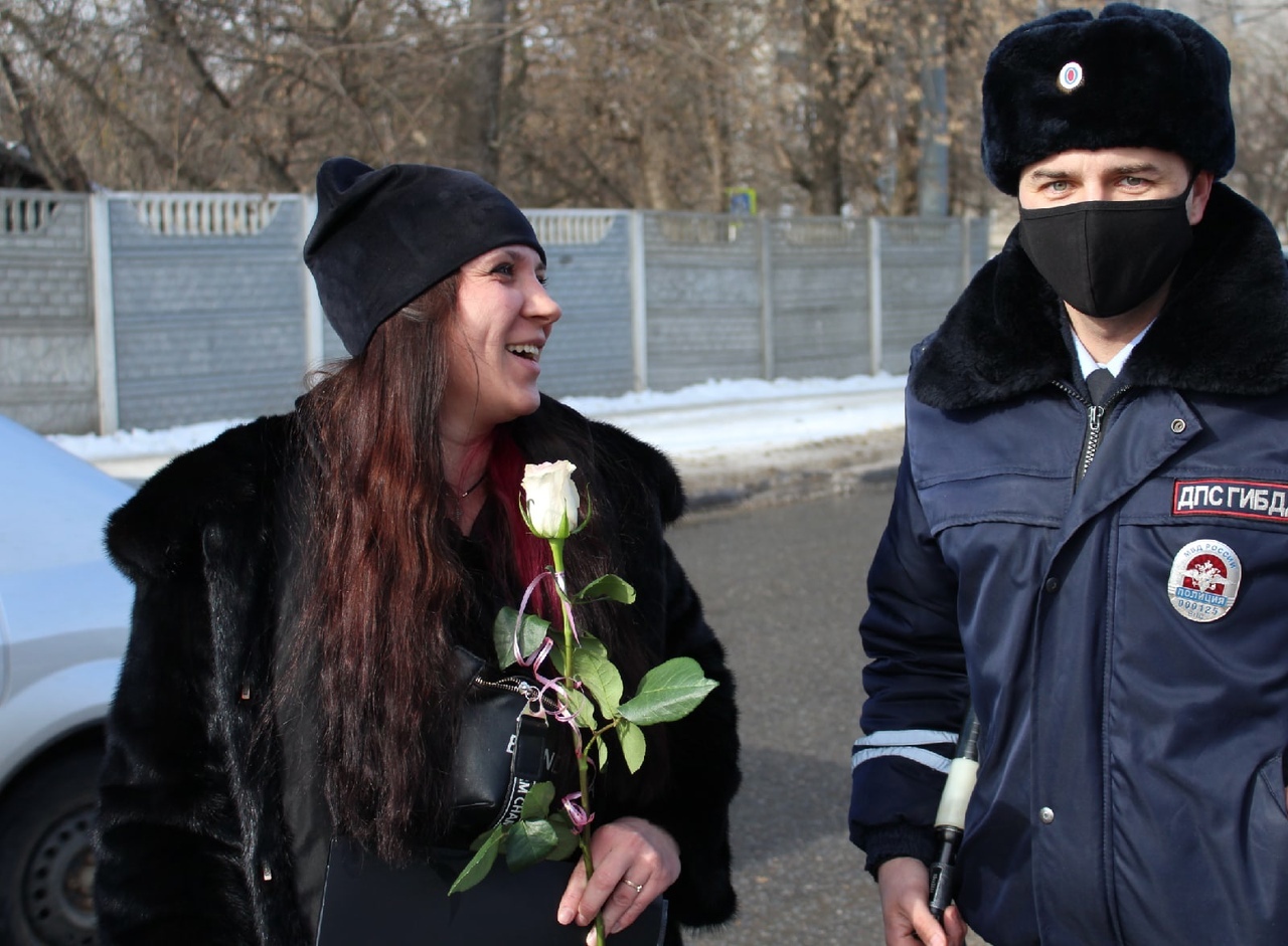 Цветы вместо штрафов, раздача тюльпанов и еще несколько эффектных способов удивить девушку - по следам отшумевшего праздника.