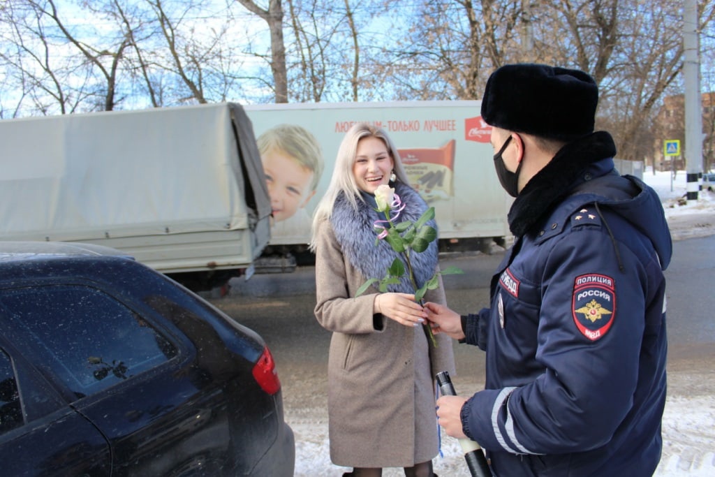 Цветы вместо штрафов, раздача тюльпанов и еще несколько эффектных способов удивить девушку - по следам отшумевшего праздника.