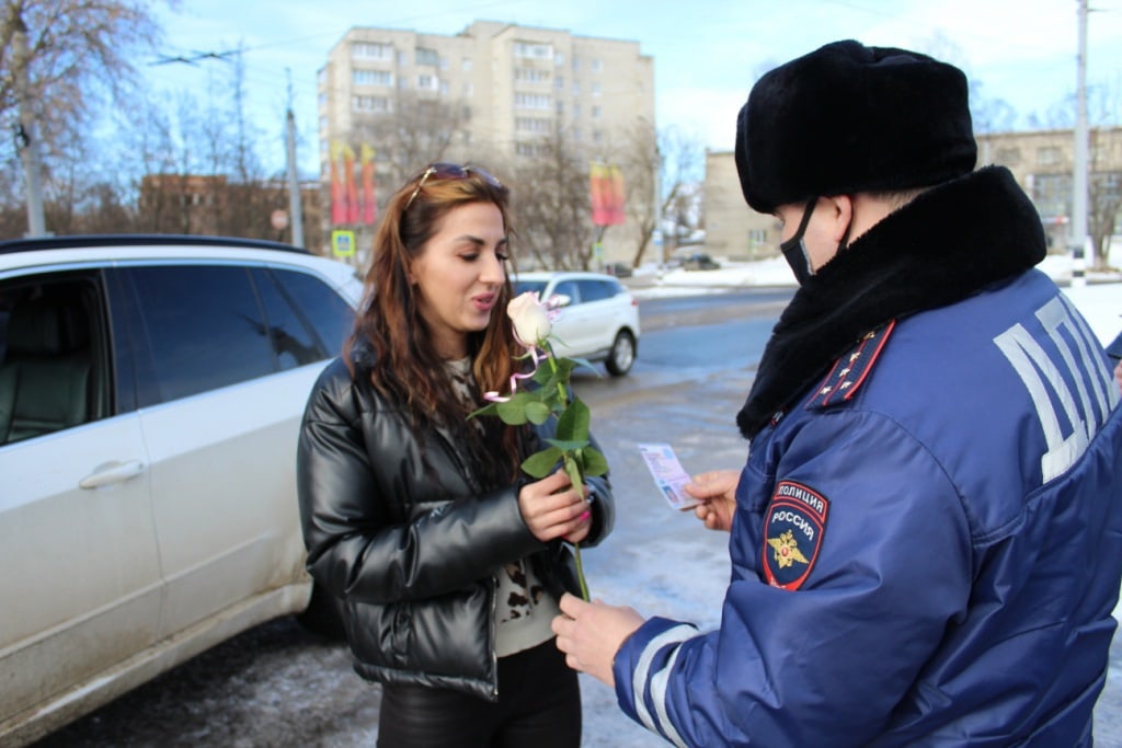 Цветы вместо штрафов, раздача тюльпанов и еще несколько эффектных способов удивить девушку - по следам отшумевшего праздника.