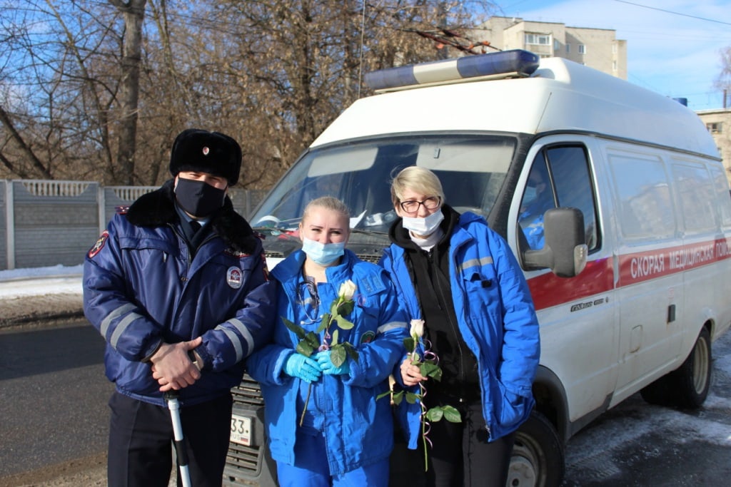 Цветы вместо штрафов, раздача тюльпанов и еще несколько эффектных способов удивить девушку - по следам отшумевшего праздника.