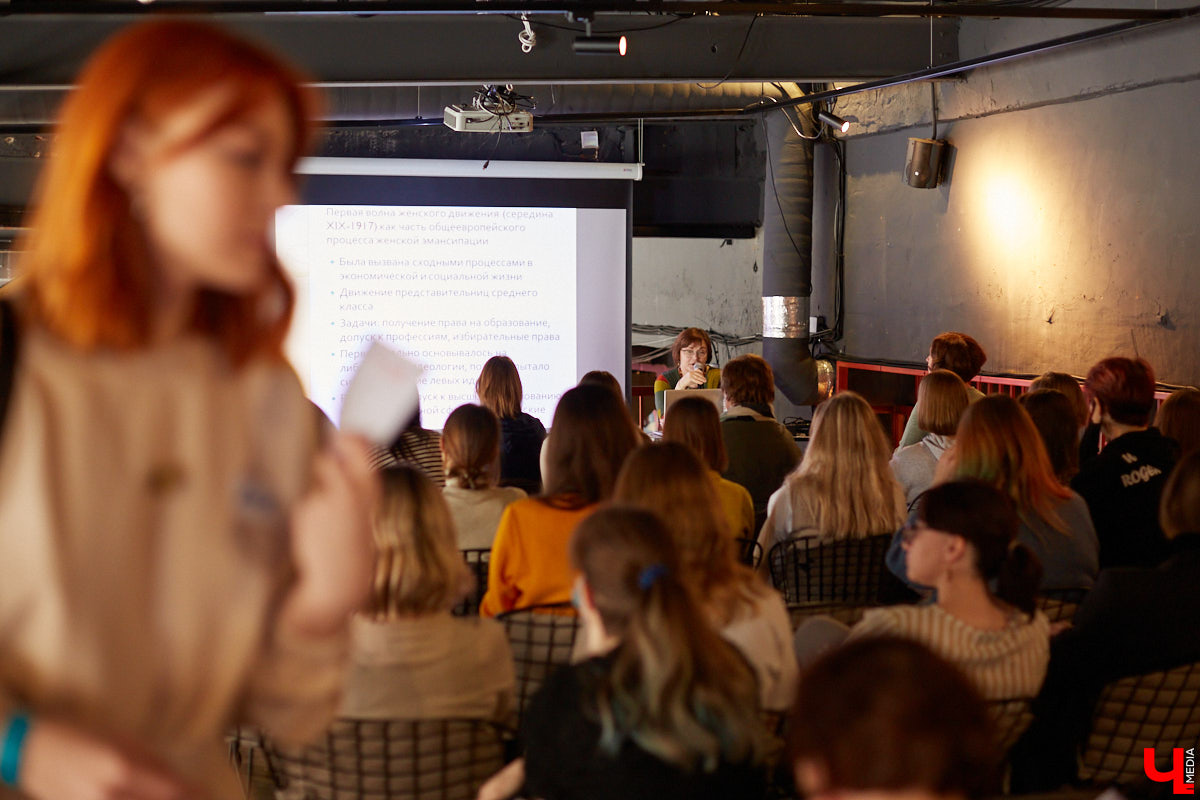 В выходные состоялось открытие «No Flowers Fest» — благотворительного феминистского фестиваля во Владимире. Несколько неравнодушных подруг превратили вечеринку до ряда событий в течение марта. Что из этого получилось?