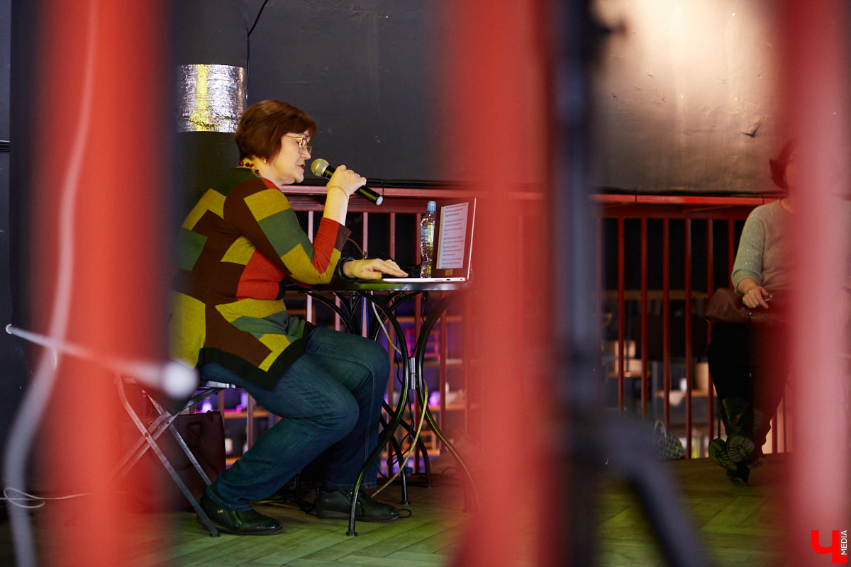 В выходные состоялось открытие «No Flowers Fest» — благотворительного феминистского фестиваля во Владимире. Несколько неравнодушных подруг превратили вечеринку до ряда событий в течение марта. Что из этого получилось?