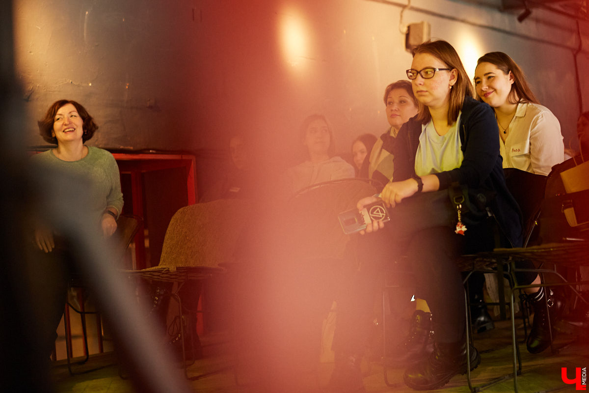 В выходные состоялось открытие «No Flowers Fest» — благотворительного феминистского фестиваля во Владимире. Несколько неравнодушных подруг превратили вечеринку до ряда событий в течение марта. Что из этого получилось?